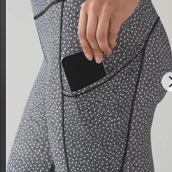 Lululemon Fast & Free Black & White Frozen Fizz 7/8 Tights Size Small - Picture 3 of 9